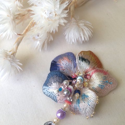 イロトリドリ刺繍の花のブローチ3