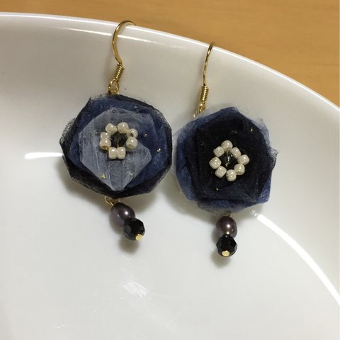 変わり糸の黒薔薇 ピアス