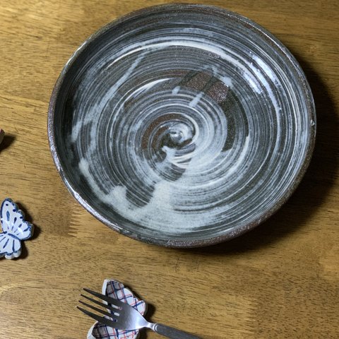 刷毛目の美しい丸皿
