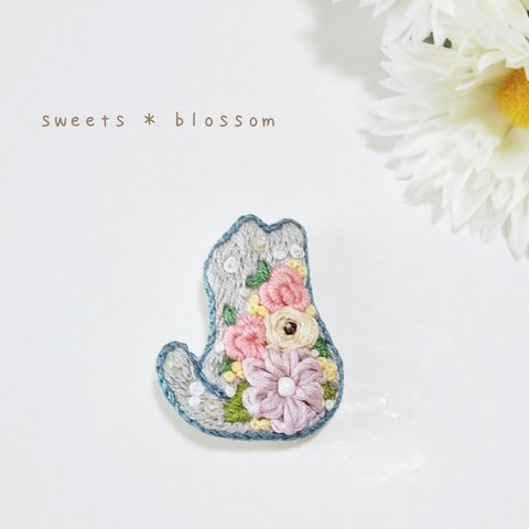 猫とお花  刺繍ブローチ ブルー