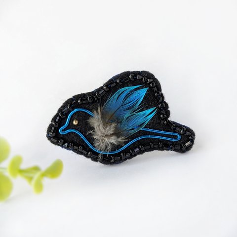 幸せの青い鳥 ブローチ 羽 一点物 コサージュ 小鳥 刺繍  ビーズ ワイヤー 和風 シンプル  ビーズ刺繍 黒 ブラック