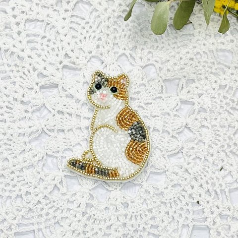 ビーズ刺繍の猫ブローチ・三毛猫