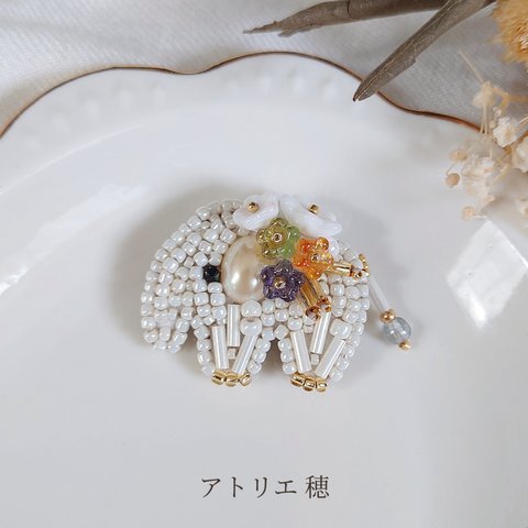 ミニブーケの白象ブローチ⋆* ビーズ刺繍 アンティーク調  帯留め 一点物 動物 アクセサリー