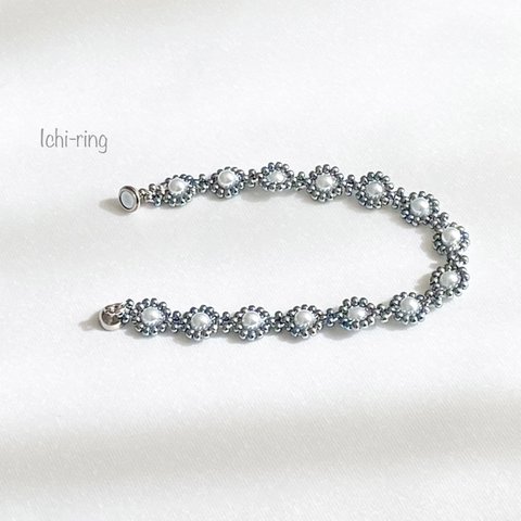 シルク糸で編んだ花編みのビーズブレスレット blue gray