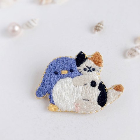 ペンギンと猫の刺繍ブローチ