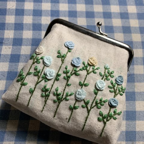 薔薇刺繍のがま口ポーチ　ブルー