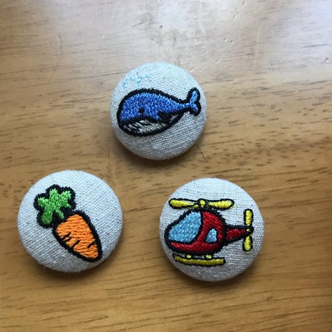 刺繍ブローチ  くるみボタン