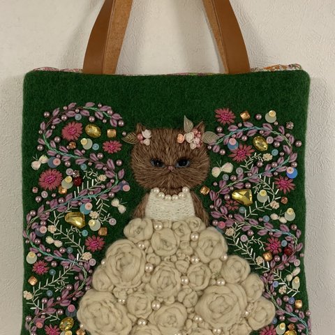 猫さんとビーズ刺繍のバッグ　羊毛フェルト生地のバッグ