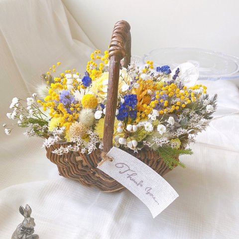 ［早割］母の日yellow & White ミモザ　カーネーション　カスミソウ　「感謝」の花言葉を持つお花を詰めた　フラワーバスケット
