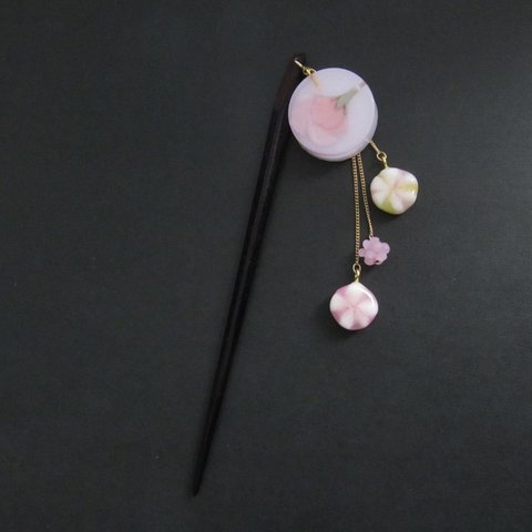 桜の錦玉羹と飴の漆簪、ピンク丸