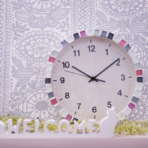 【電波時計】グレーピンクガラスタイルの壁掛け時計