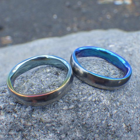 【金属アレルギー対応】 グラデーション発色が美しい５枚花弁のデザイン・ジルコニウムの結婚指輪