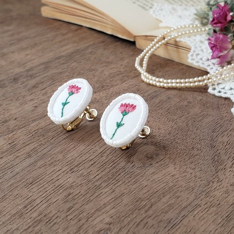 母の日　カーネーション刺繍　華やかイヤリング/ピアス