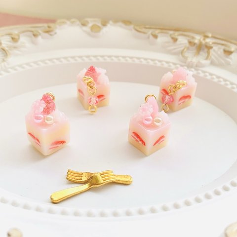 ミニチュア ピンクのいちごのスクエアショートケーキの耳飾り 選べるピアス・イヤリング・チャーム