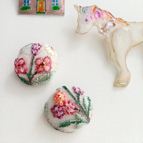 インド刺繍のくるみボタン　ピアス〜くすみピンク小花〜