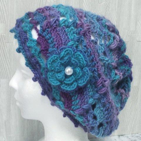 ウール・ニット帽（紫　青　小豆色等の段染め）ベレー帽・パイン編み、透かし編み、花モチーフ