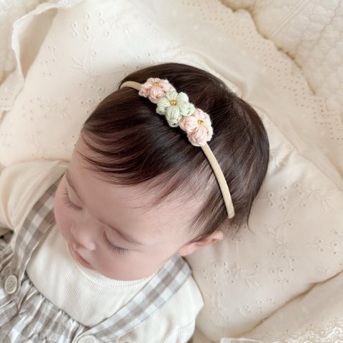 ぷっくりお花のヘアバンド 単品 * お花 * ベビーヘアバンド * キッズヘアバンド * リンクコーデ * 双子コーデ * 親子お揃い * お揃い * プレゼント * かぎ針編み * 誕生日プレゼント