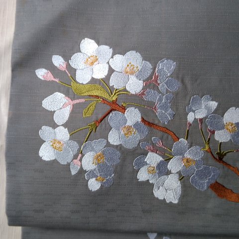 ソメイヨシノ、満開の桜が輝く刺繍名古屋帯
