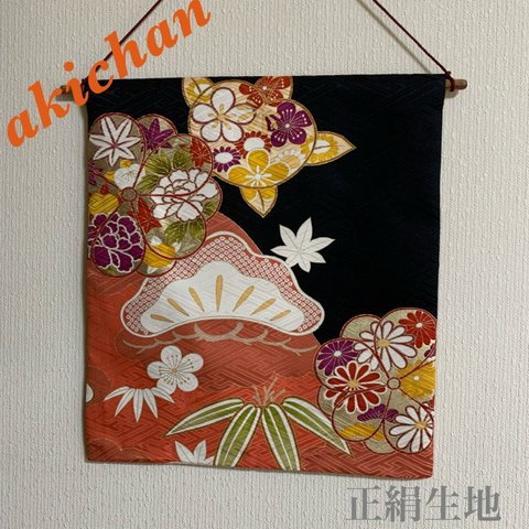 👘新品❣️未使用　振袖生地使用　古典文様　正絹　タペストリー　小サイズ　黒　タペストリー棒付き