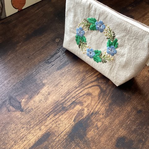 ネモフィラ　手刺繍　わたしのデイリーポーチ　20センチファスナー使用　マチ5センチ