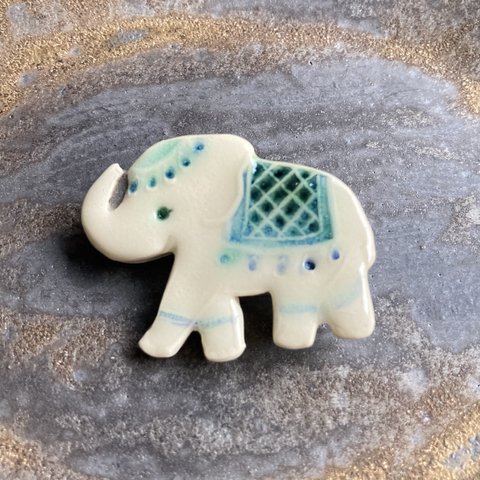 白い象さんブローチ(陶器)#9
