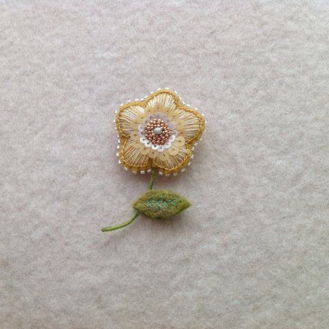 フェルトと刺繍のポピーブローチ yellow