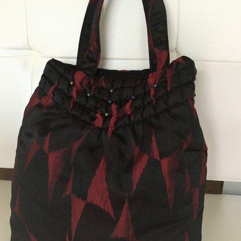 ＜着物生地・雨コート＞黒と赤の巾着型バッグ