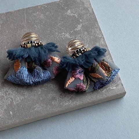 刺繍リボンとふわふわのイヤリング