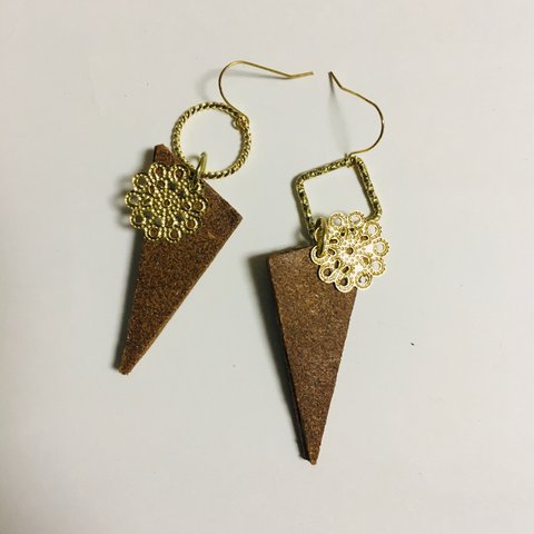 ✴︎三角ピアス　本革✴︎