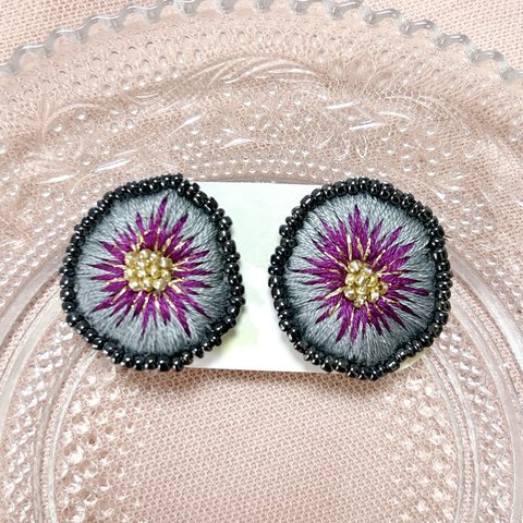 小さな耳飾り◎お花 刺繍ピアスorイヤリング gray×purple