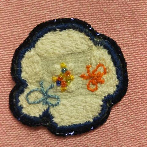 ミナペルホネンの刺繍のブローチを作りました。