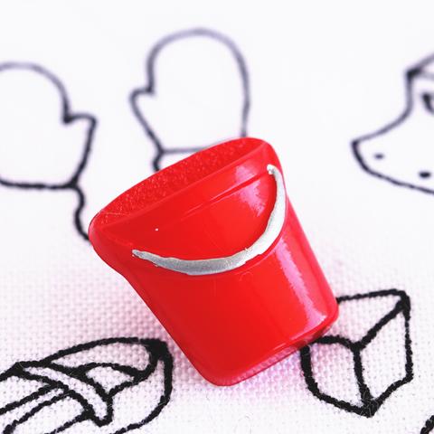 (2個) フランス製 赤 バケツ ボタン ＊ レッド 子ども服
