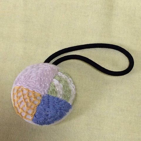 刺繍のヘアゴム  1/4