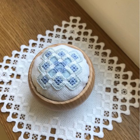 ハーダンガー刺繍のピンクッション