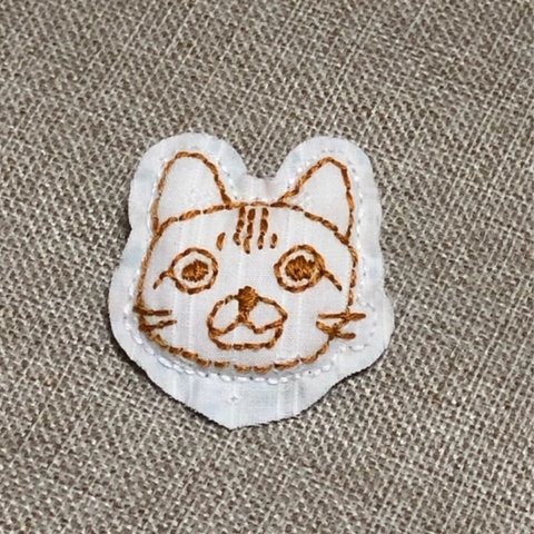 SALE☆送料込み☆ネコ刺繍ブローチ