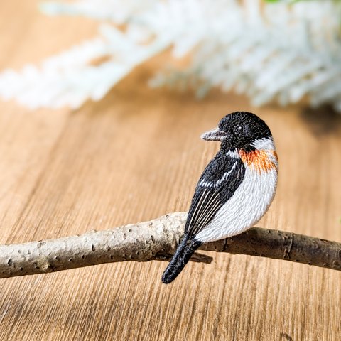 【特集掲載！】ノビタキの刺繍ブローチ　野鳥　山