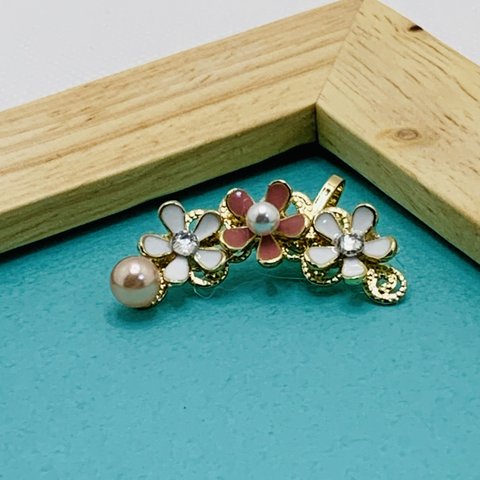 花とパールのかわいいイヤーカフ　アクセサリー