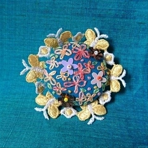 「お花畑に蝶々舞う」 刺繍ブローチ