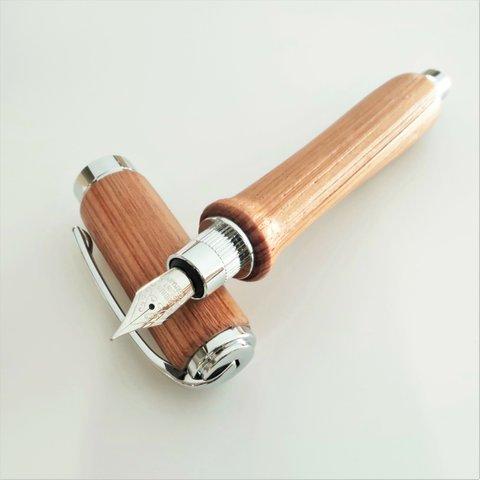 ヤクスギ（屋久杉）の万年筆　ボールペン変更可　天然木　銘木 木軸万年筆　無垢材削り出し