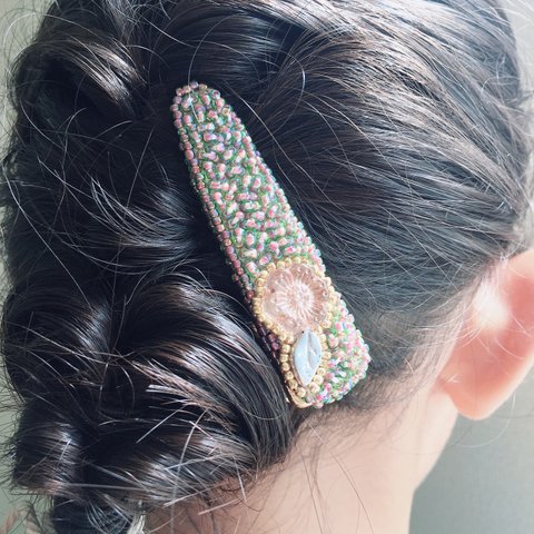 チェコビーズのヘアクリップ（カメレオン）No.14  | tefutefu no niwa-刺繍ビーズのブローチ