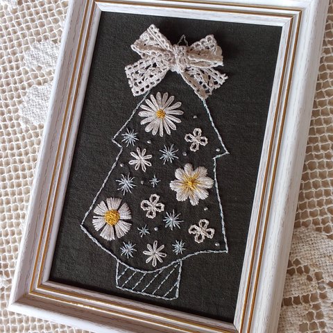 ✨手刺繍額✨お花🌻のホワイトクリスマスツリー🎄