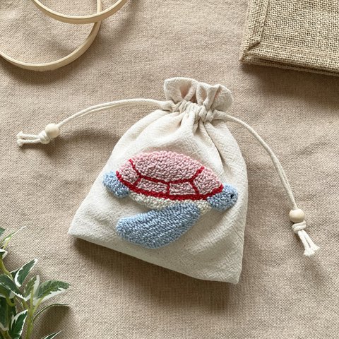 ウミガメ　巾着袋　メイクポーチ　ナチュラル　もこもこ　動物　海　生き物　亀　プチギフト　海　刺繍　パンチニードル　（水色）