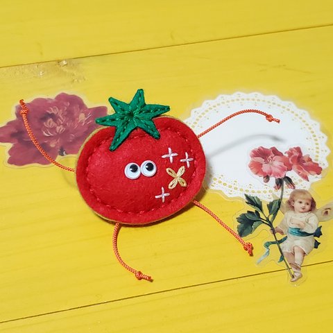 【受注制作】躍動感マシマシの真っ赤なトマトちゃん✽野菜ブローチ〈フェルト・刺繍〉