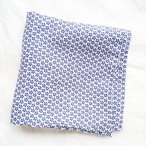 【おすすめ】麻・リネン100%ポケットチーフ 手縫い 花柄(ネイビー)　紺　おすすめ