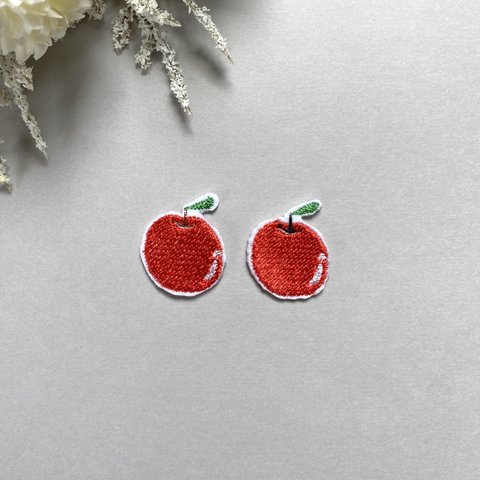 りんごの刺繍ワッペン