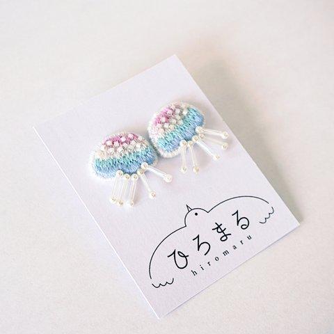 ＼手刺繍で紡ぐ／優しいグラデのクラゲピアス