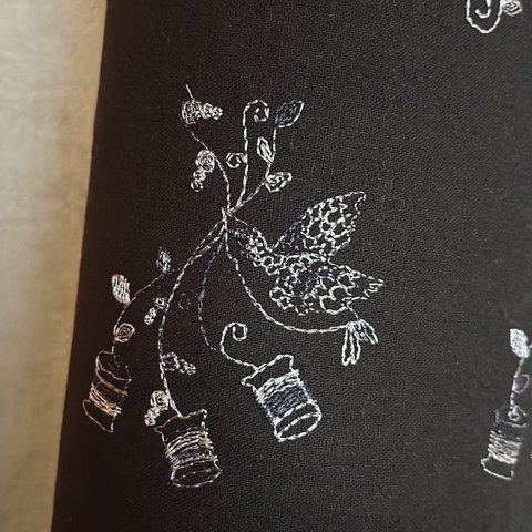 刺繍布＜イト・トリドリ＞綿麻キャンバス30センチ　ブラック×シルバーグラデーション糸