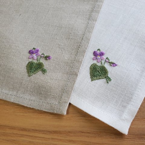 野に咲くすみれ｜手刺繍＆手仕立てのソフトリネンハンカチ