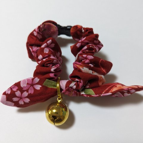 シュシュ型ねこちゃん首輪〜赤、桜模様