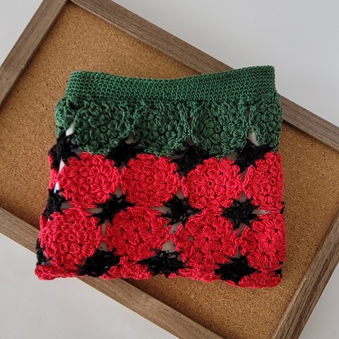 赤と緑でいちごカラー　◆　レース編みお花モチーフのポーチ　